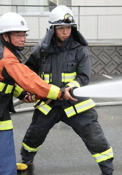 この秋から晴れて消防士となり、放水訓練する内田祐介さん（右）＝瀬戸市品野町の市消防署東分署で