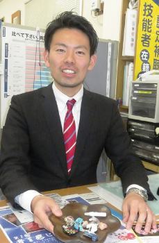 イメージを変えたいと作ったデコ補聴器の見本を見せる天野慎介さん＝愛知県岡崎市で
