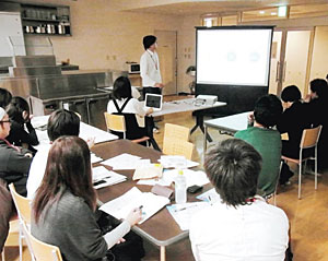 新ビジネスの提案が行われたワークショップ発表会＝高岡市末広町で