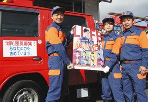 ポスターを手に入団を呼び掛ける（左から）沢江さん、尾関直樹さん、尾関幸二さん＝一宮市西大海道の市消防団西成北分団で