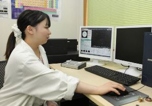 商品に付着した油の成分を調べる小松山さん＝春日井市下市場町のグリーンテックで