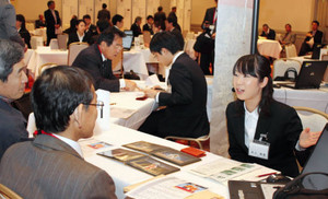 企業担当者に自己ＰＲする求職者（右）＝草津市西大路町のホテルボストンプラザ草津で