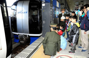 電車の連結作業を見学する親子たち