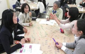 吉田市長を交え話し合う女性職員ら＝長久手市で