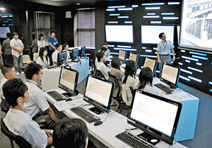 コンピューターのシステムトラブルを解決するための技術を学べる特別教室＝射水市三ケで