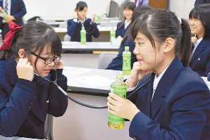 聴診器で飲み込む音を聞く生徒たち＝１３日、大垣市の大垣北高で
