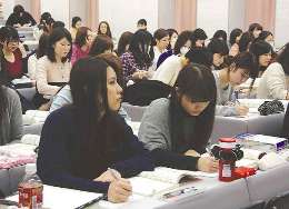 看護師の国家試験に向けて勉強する学生たち＝名古屋市千種区の椙山女学園大で