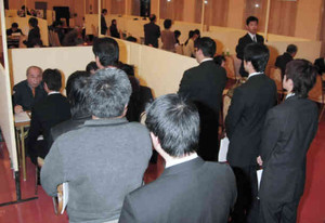 企業の担当者と面接するため列をつくる求職者たち＝鯖江市嚮陽会館で