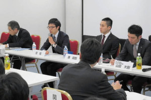 セミナーで採用面接時の様子を話す日本企業に勤める中国人の男性（左から２人目）＝名古屋市中村区で