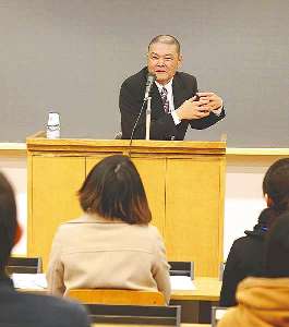 樹海での体験などを語る出山広之さん＝埼玉県上尾市の聖学院大で