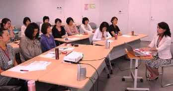 オンライン秘書について語る本林早苗社長（右端）と、講義を聞く女性たち＝名古屋市中村区で