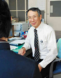 生徒の相談に真剣に耳を傾ける中西教諭＝小松工業高で