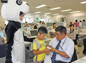 父親の久野隆さん（右）と名刺交換する篤大君（中）＝福井市中央３丁目の損害保険ジャパン福井支店で
