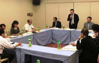 障害者の雇用促進に向けて話し合う参加者たち＝四日市市内で