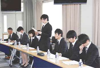 企業訪問の成果を報告する学生ら＝中津川市千旦林の中京学院大で
