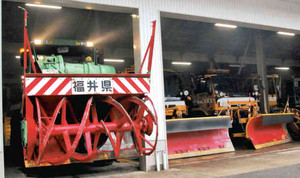 大雪に対応するロータリー車（左）はことし一度も出動していないという＝大野市で