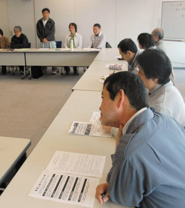 被災者の受け入れや生活再建の方法について話し合う参加者＝大垣市で