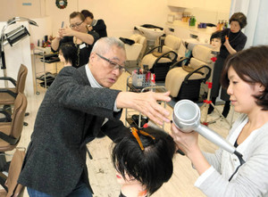 勉強会でスタッフに技術指導する日置雅夫さん＝名古屋市北区の美容室「ヒオキマサオ」で