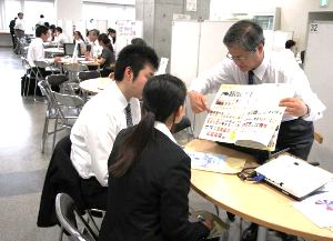 就活を続ける学生が参加した名城大の学内企業セミナー＝８月３０日、同大で