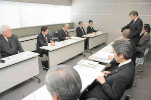 労働者の雇用安定や待遇などについて意見交換をした連合岐阜と経済団体の幹部ら＝岐阜市の県民ふれあい会館で
