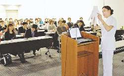 リングを使って血流を良くするマッサージの事業計画を発表する塾生（右）＝瀬戸市の瀬戸蔵で