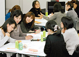 トヨタファイナンスが開いたフォーラムで子育てと仕事の両立について話し合う参加者＝名古屋市中村区名駅で