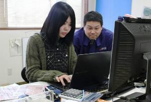 パソコンに資材のデータを入力する田中さん（左）＝春日井市南下原町で