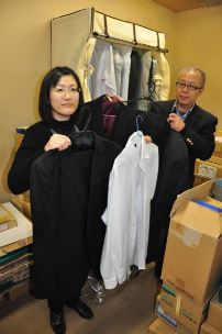 就職活動をする生活保護受給者に貸し出すスーツ＝知立市役所で