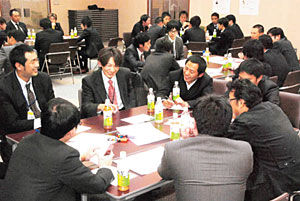 それぞれの取り組みについて意見交換する商工会青年部員ら＝能美市辰口福祉会館で