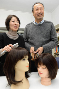 医療用かつらを販売する日本ヘアエピテーゼ協会の河野愛一郎さん（右）と妻のこずえさん＝東京都品川区で