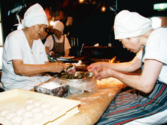 高齢者の技を村おこしに役立てる「小川の庄」。おばあちゃんが手作りしたおやきをその場で食べられるのが人気だ