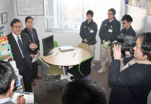 「次世代起業家サロン」の室内。向こう側右は先行入居した学生ら＝長野市の信州大若里キャンパスで