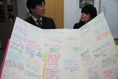 誕生日を迎えた社員に送られる寄せ書きのカード。「気持ちが伝わる」と好評だ＝東京都荒川区のインフィニット・フィールドで