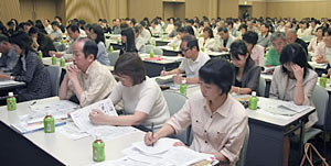 子どもの就職活動に必要なアドバイスなどを真剣な表情で学ぶ父母ら＝富山市大手町の富山国際会議場で