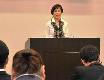 自社の経営について話す島田亜由美社長＝関市本町の関商工会議所で