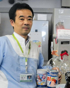 母乳を研究して粉ミルク作りに生かしている中埜拓さん。「お母さんたちの育児を応援したい」＝埼玉県川越市で