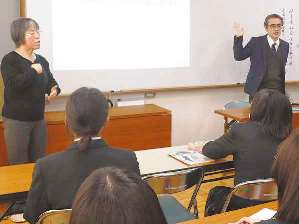 竹中さん（右）の説明を受ける生徒ら＝岐阜市の岐阜聾学校で