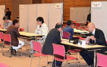 熱心に商談する参加企業の担当者たち＝多治見市産業文化センターで