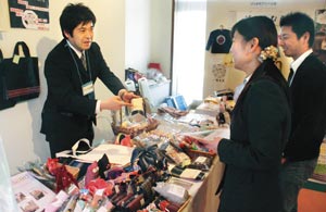 浜松特産の遠州綿紬を使った布製品が並ぶブース＝静岡市清水区の日本平ホテルで