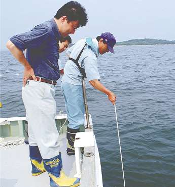 海の透明度を調べる大橋さん（手前）ら＝三河湾で