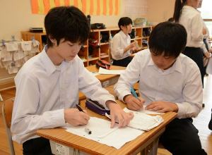 職場体験を振り返ってお礼の手紙を書く生徒＝紀北町紀北中で