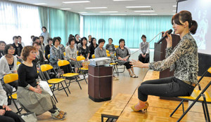 美しい座り方を指導する上坂光代さん（右）＝福井市の県美容会館で