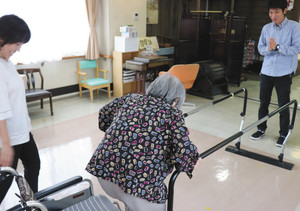 「オムツゼロ」の介護を目指すホーム。車いすを使う女性は、トイレに行きやすいようにと歩行練習に励む＝愛知県高浜市で