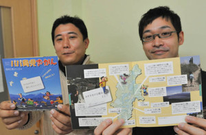 冊子「パパ育児ずかん」と関代表（左）、篠田さん＝伊那市山寺で
