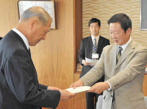 村井知事に勧告書などを手渡す市村委員長（右）＝県庁で
