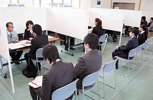 面接を受けたり仕事内容を聞いたりする参加者＝七尾市小島町で