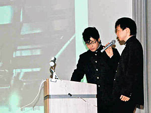 就業体験の成果を発表する生徒たち＝小松工業高で