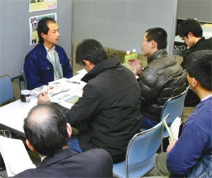 農業法人の面接担当者から説明を聞く求職者ら＝２８日、静岡市駿河区で