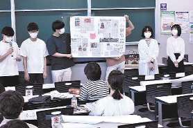 壁新聞を制作し、編集意図を発表する学生たち＝昭和区の中京大で