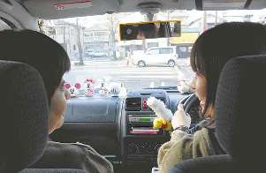 加賀沢志のぶさん（左）紘子さん母娘は２週間に１度ドライブをする。何でも話せる仲だ＝前橋市内で